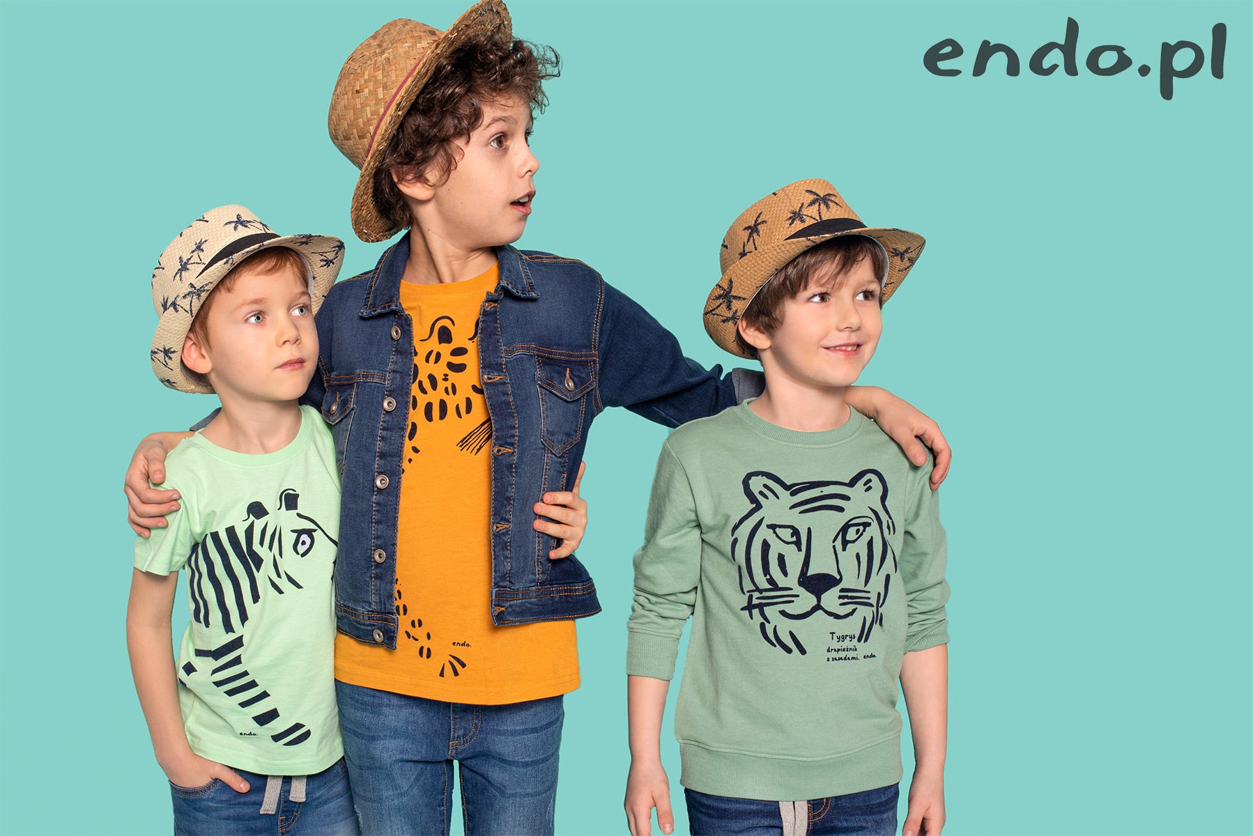 Trzej chłopcy w kolorowych ubraniach, na niebieskim tle, patrzący w jedną stronę.|Trzy misie Endo stojące na półce w dziecięcym pokoju.|Dwaj chłopcy w kartonowym samochodzie patrzący w jedną stronę.|Miś Endo ubrany w koszulkę i spodnie, spacerujący w t...