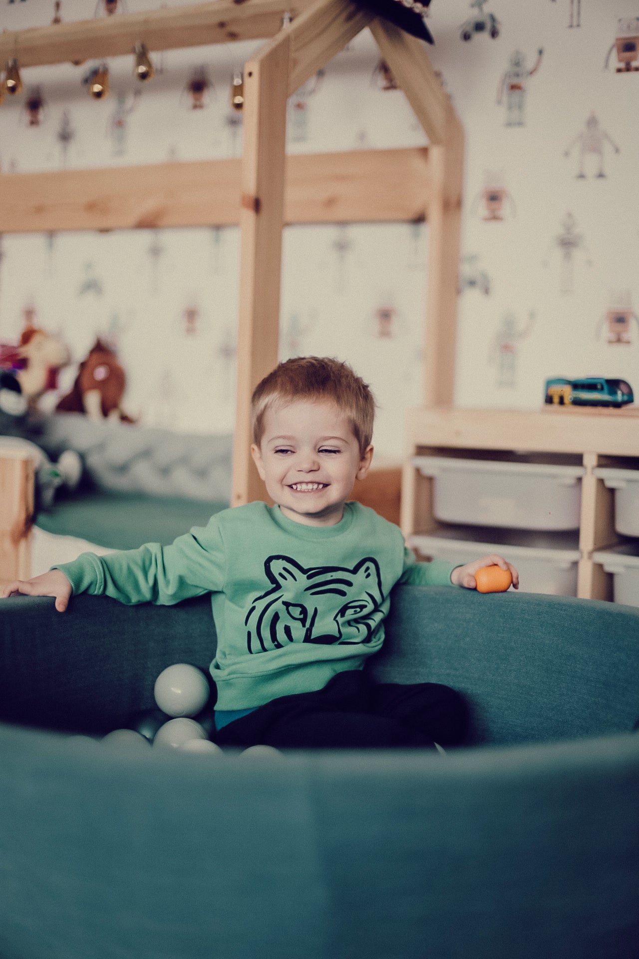 Chłopiec bawiący się w basenie z piłkami.|Dwie dziewczynki uprawiające gimnastykę w swoim pokoju. Mała dziewczynka stojąca przy zabawkowej kuchni.|Mały chłopiec bawiący się mąką w kuchni.|Dzieci malujące na folii spożywczej.|Dzieci bawiące się na huśta...