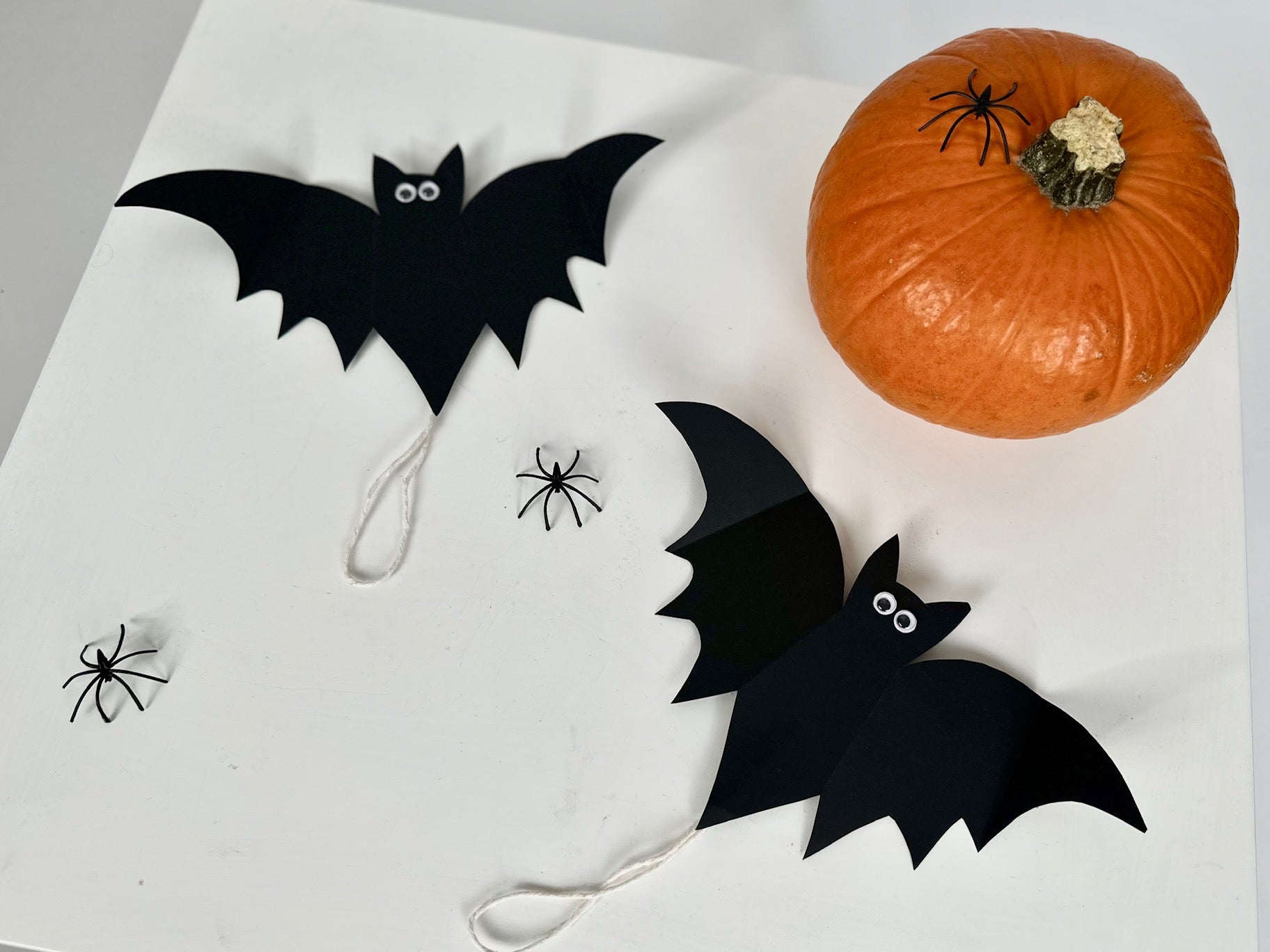 Latające nietoperze z papieru – prosta i efektowna praca plastyczna na Halloween