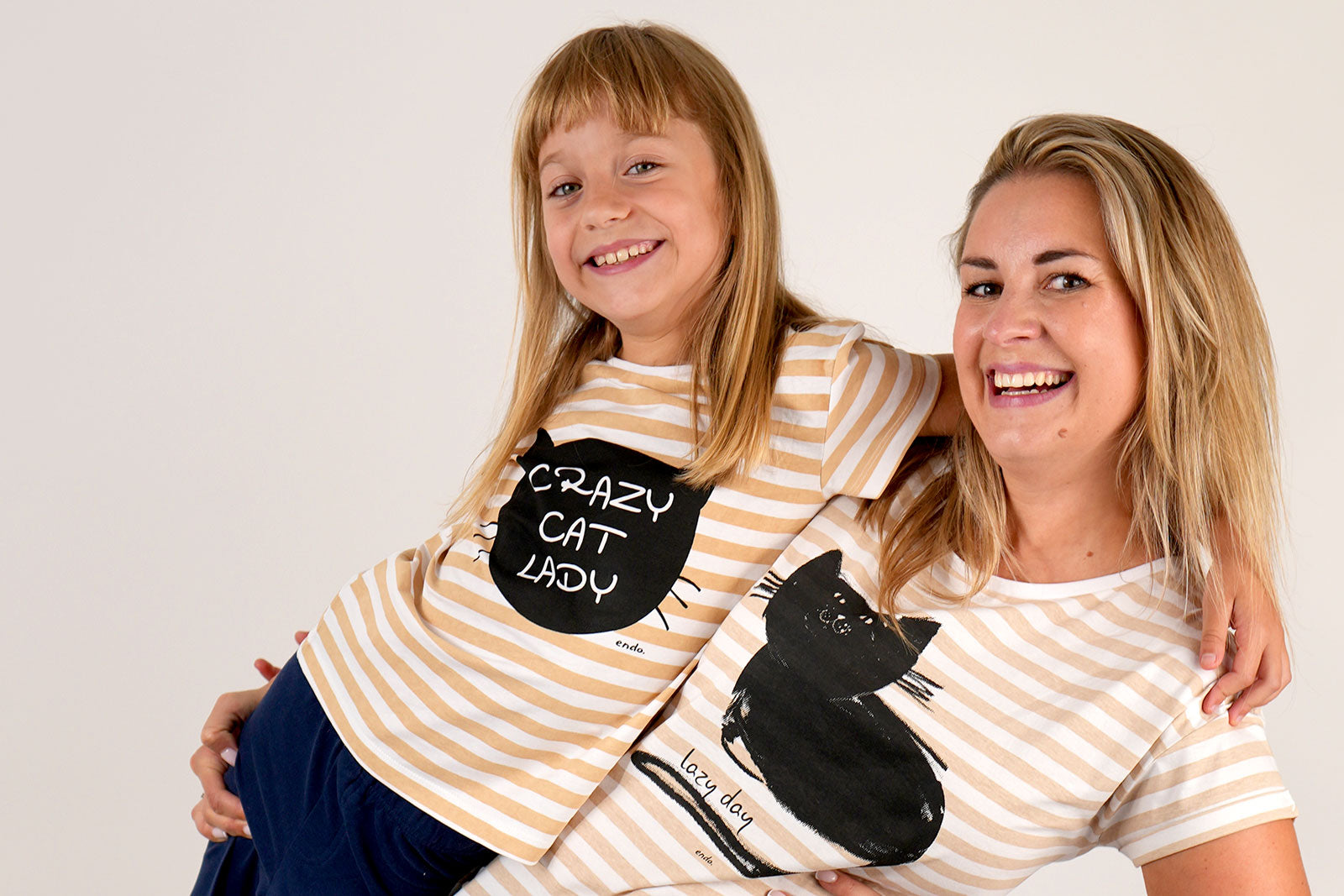 Koszulki dla kobiet z nadrukami – jak wybrać odpowiednią i dlaczego warto je mieć w szafie?