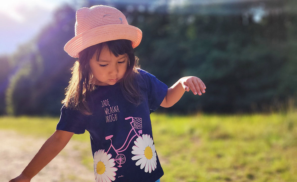 Mama z córeczkami rozmawiające na łące.|Dziewczynka z parasolem w ręku stojąca obok małego chłopca.