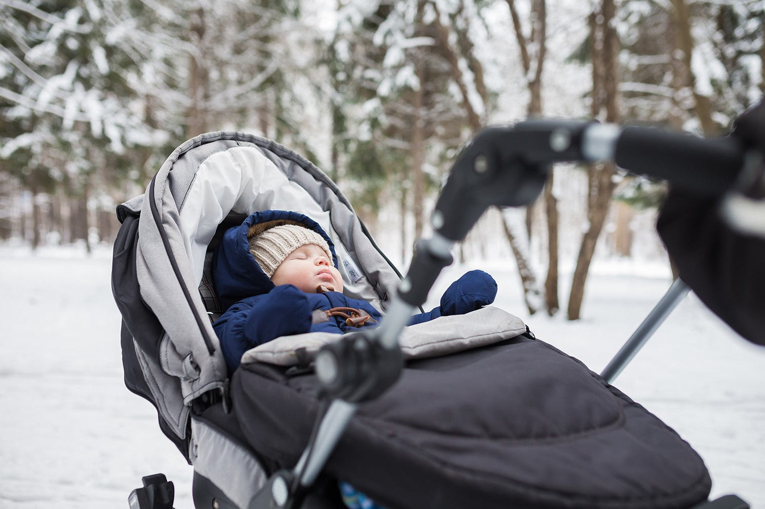 Jak ubierać niemowlaka zimą – w domu, na spacer, do snu?