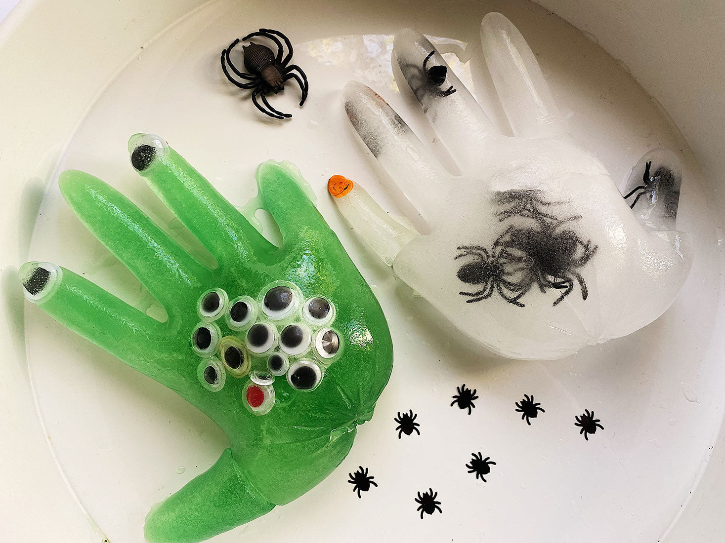 Zamrożone dłonie - zabawy z lodem na Halloween