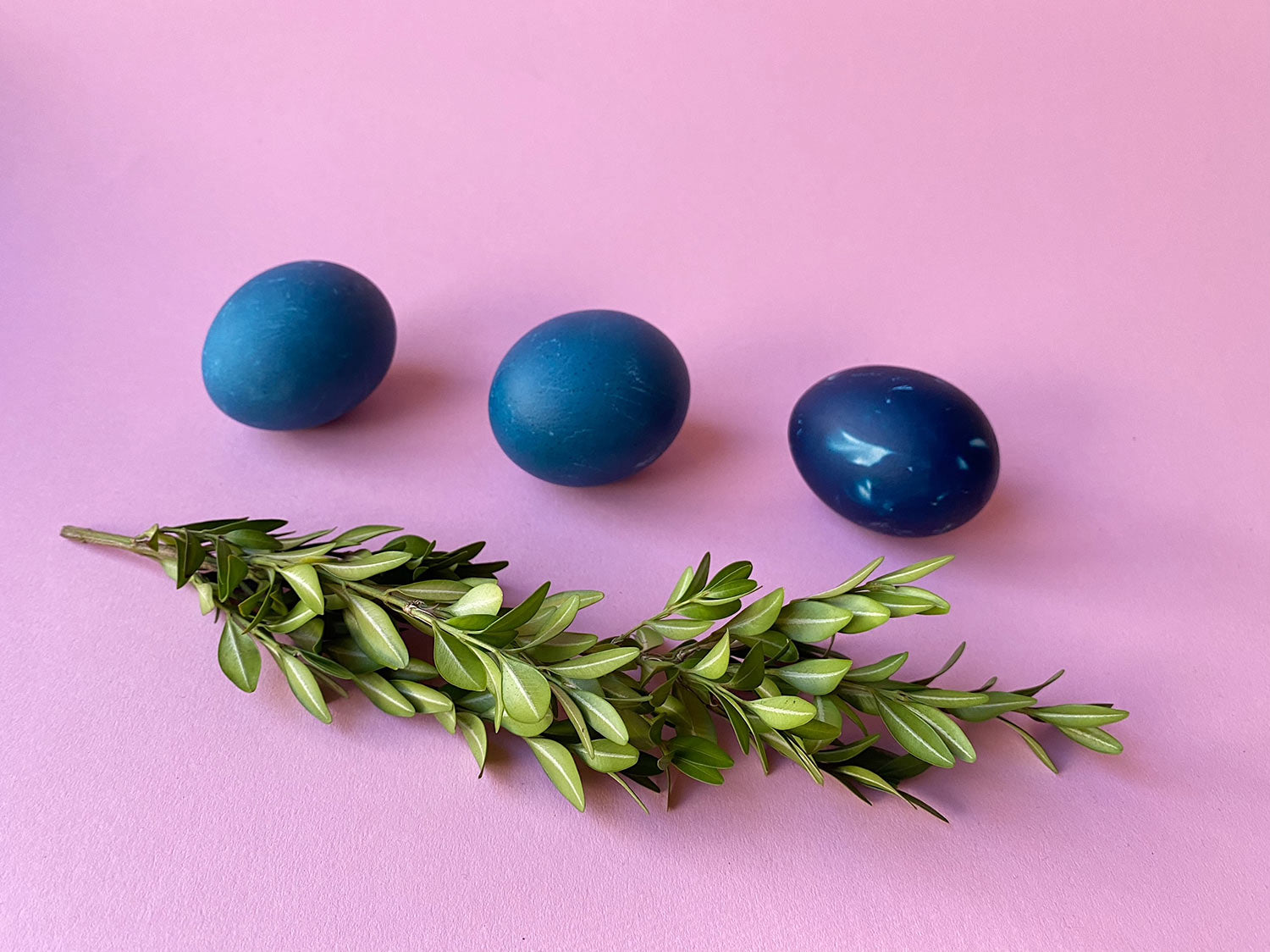 Przepis na najlepsze naturalne sposoby farbowania jajek