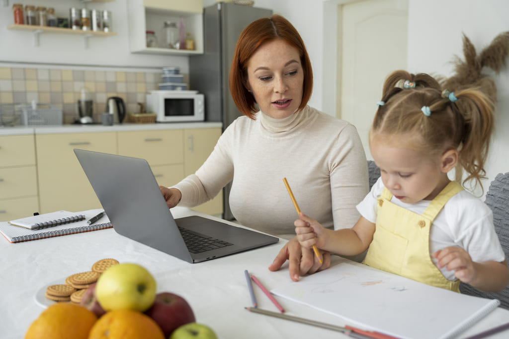 Praca zdalna a opieka nad dzieckiem - jak to pogodzić? 5 porad