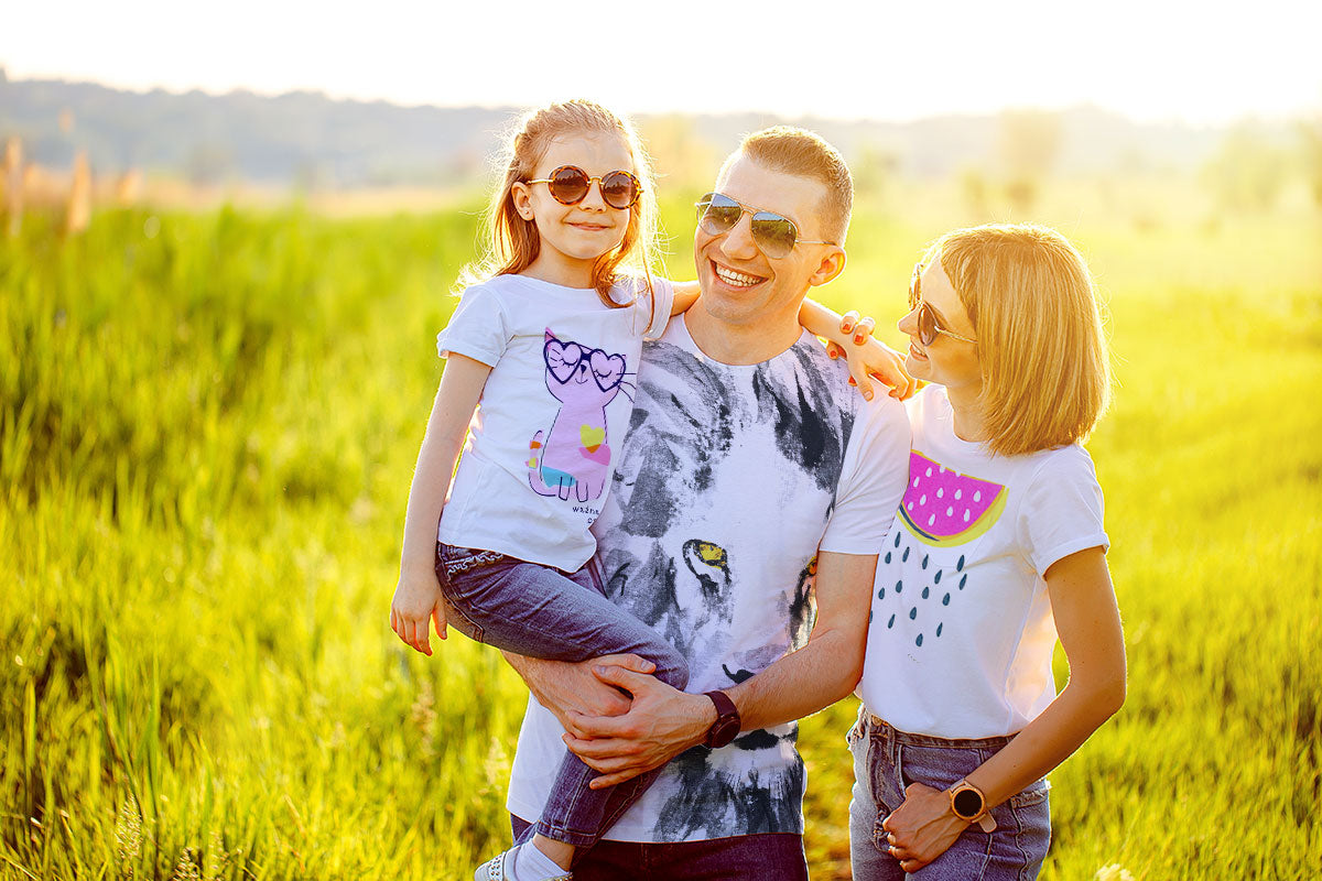 co zabrać na wakacje z dzieckiem lista|Dziewczynka w białej koszuli i jeansowych spodenkach na plaży.|Dziewczynka w białej koszuli i wianku na głowie.|Mały chłopiec z kręconymi włosami goniący bańki mydlane w ogrodzie.|Dziewczynka w różowej sukience ze...