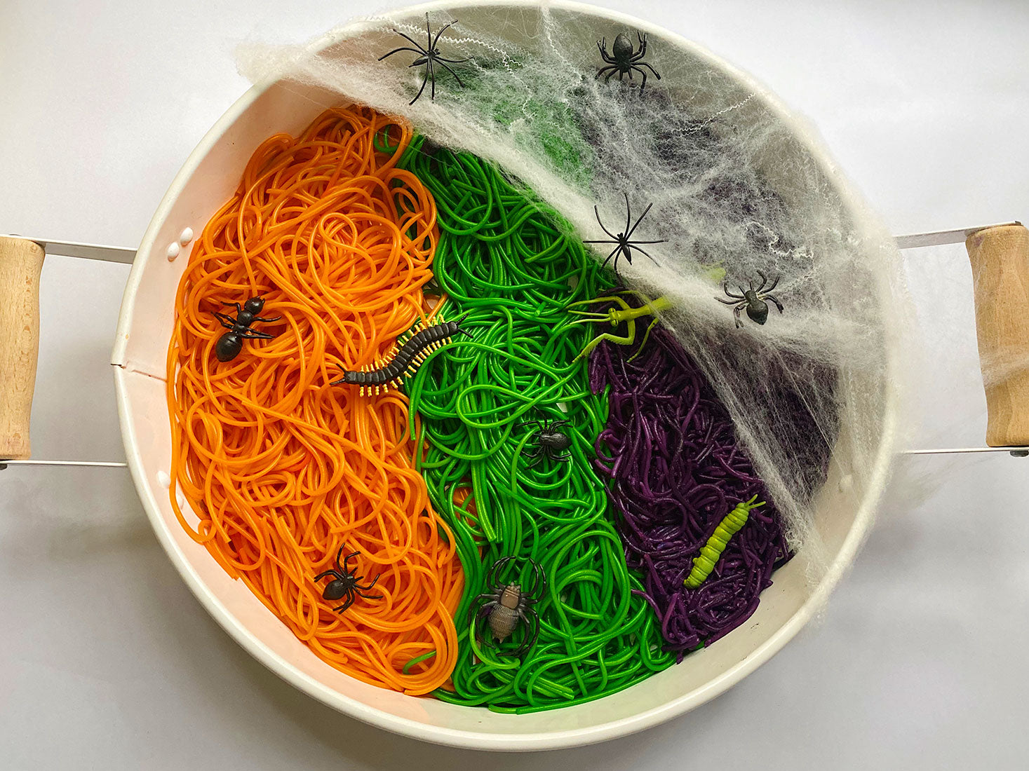 Zabawy sensoryczne z makaronem