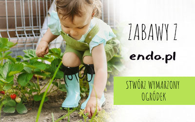 Mała dziewczynka uderzająca rączką w wodę zebraną w ogrodzie.|Mała dziewczynka w kaloszach doglądająca roślinek w ogrodzie.|Mała dziewczynka podlewająca w ogrodzie kwiaty w doniczkach.|Dziewczynka stojąca w ogrodzie, trzymająca w rączkach żółte wiaderk...