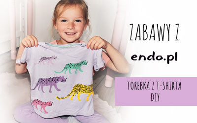Dziewczynka trzymająca w rękach przed sobą koszulkę z kolorowymi lampartami.|Różowa koszulka i narzędzia potrzebne do zrobienia z niej torby. Dziewczynka stojąca w ogrodzie, trzymająca torbę zrobioną z T-shirta. Dziecięca ręka trzymająca koszulkę przyg...