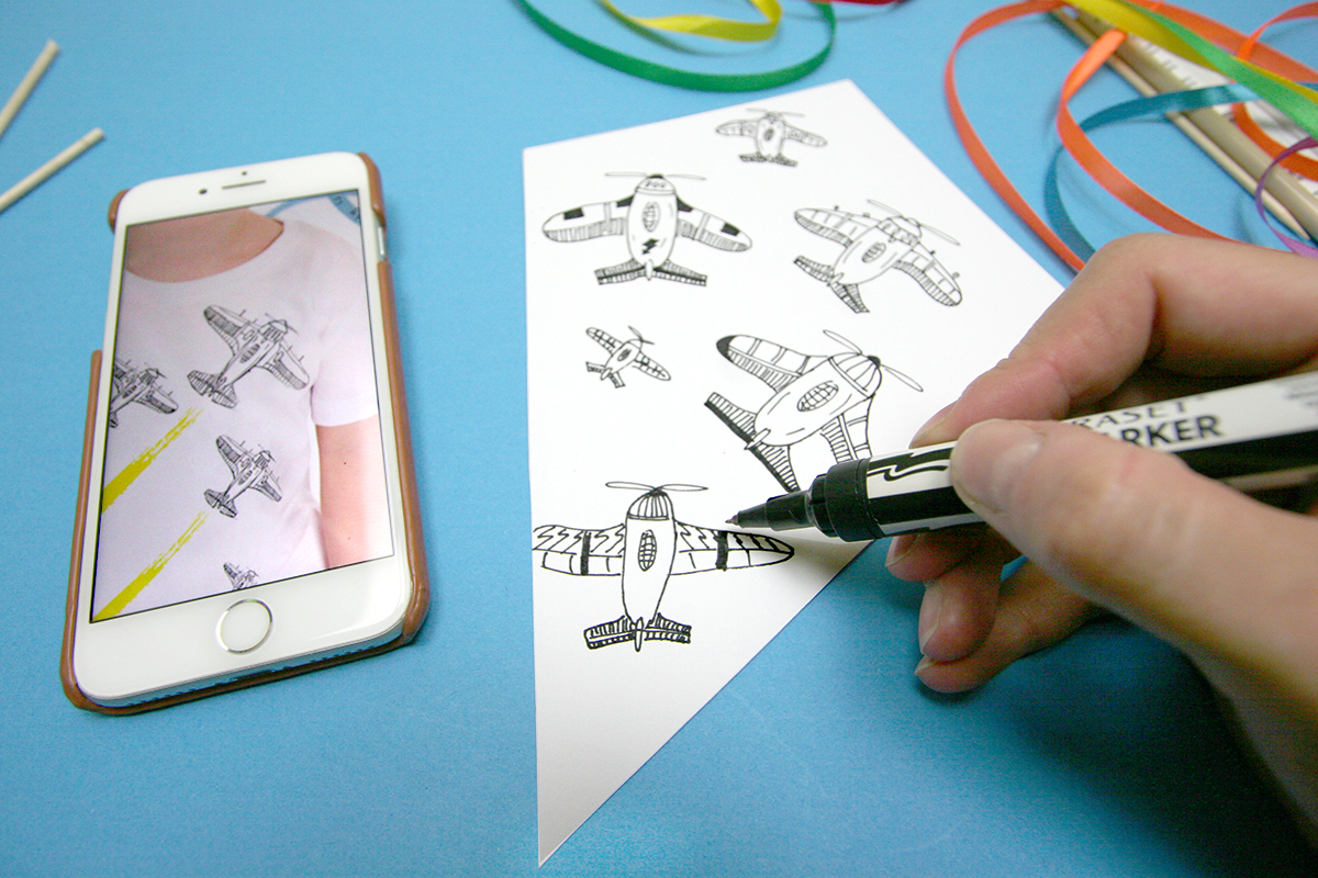 Ozdabianie papierowego latawca rysunkami samolotów