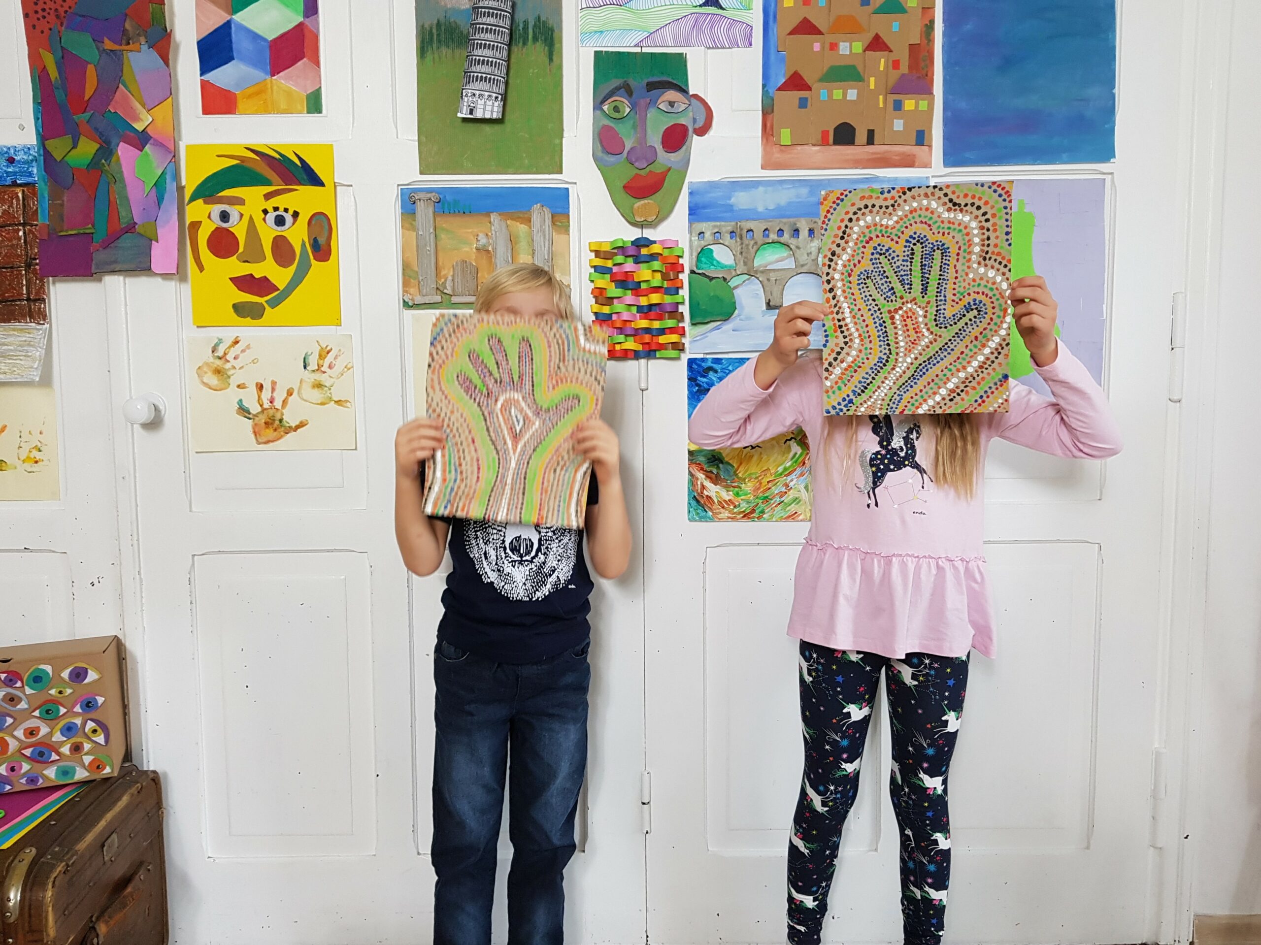 Dzieci prezentują prace malowane kropkami.