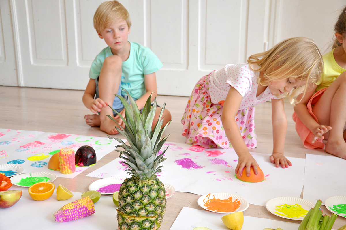 Jak wzmocnić odporność dziecka - Dzieci bawiące się owocami i jedzące owoce