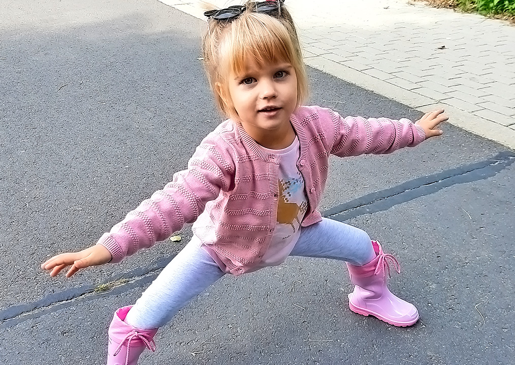 Dziewczynka bawiąca się na ulicy