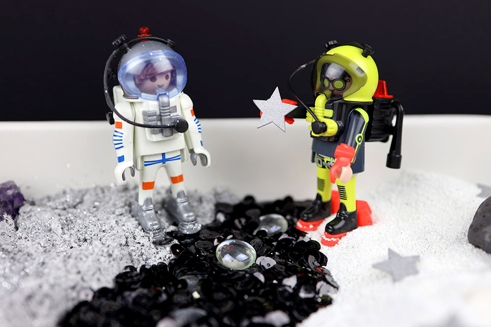 Wyprawa na księżyc – Zabawa z tacą sensoryczną DIY