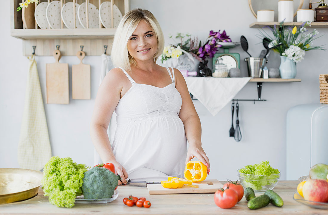 Dieta w ciąży- kobieta przygotowuje obiad
