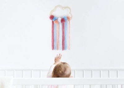 Jak zrobić ozdobę do pokoju dziecka – pastelowa chmurka z włóczki