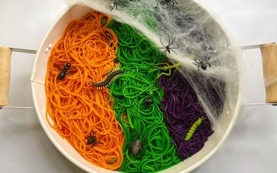 Upiorna taca sensoryczna, czyli zabawy z makaronem na Halloween