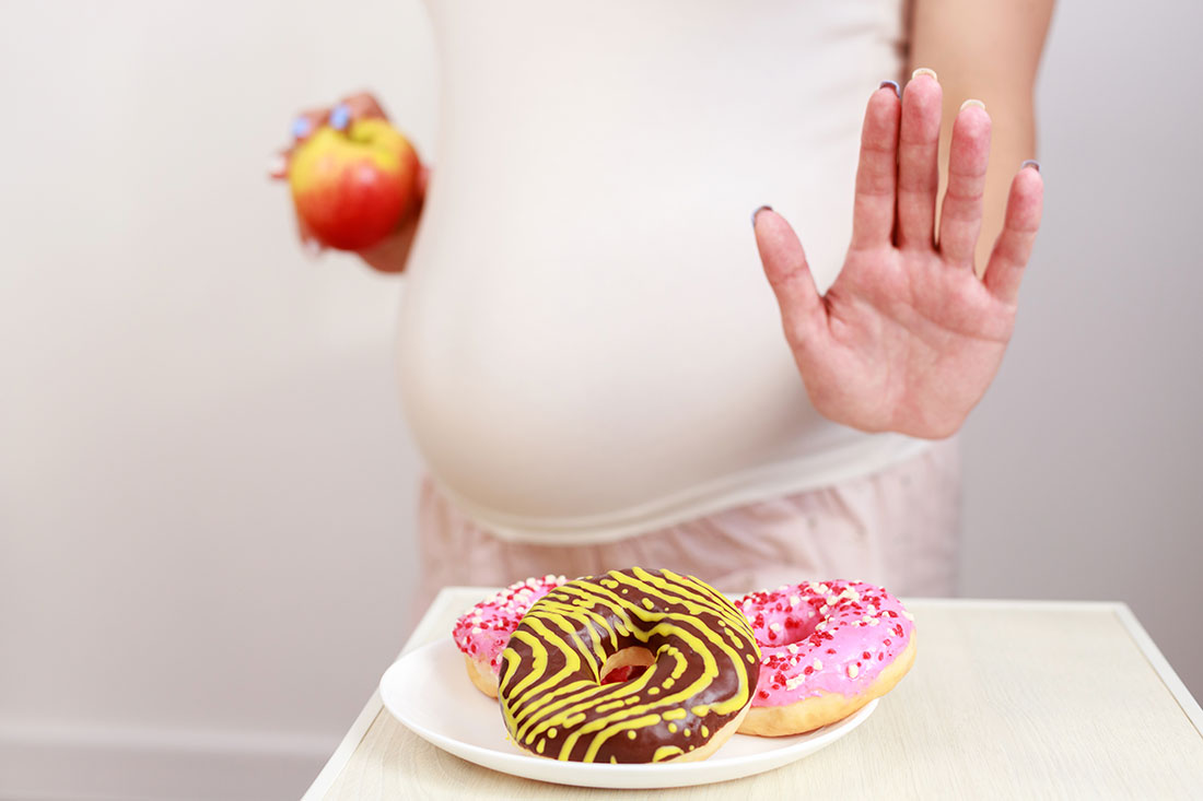 Dieta w ciąży - kobieta odmawia słodyczy