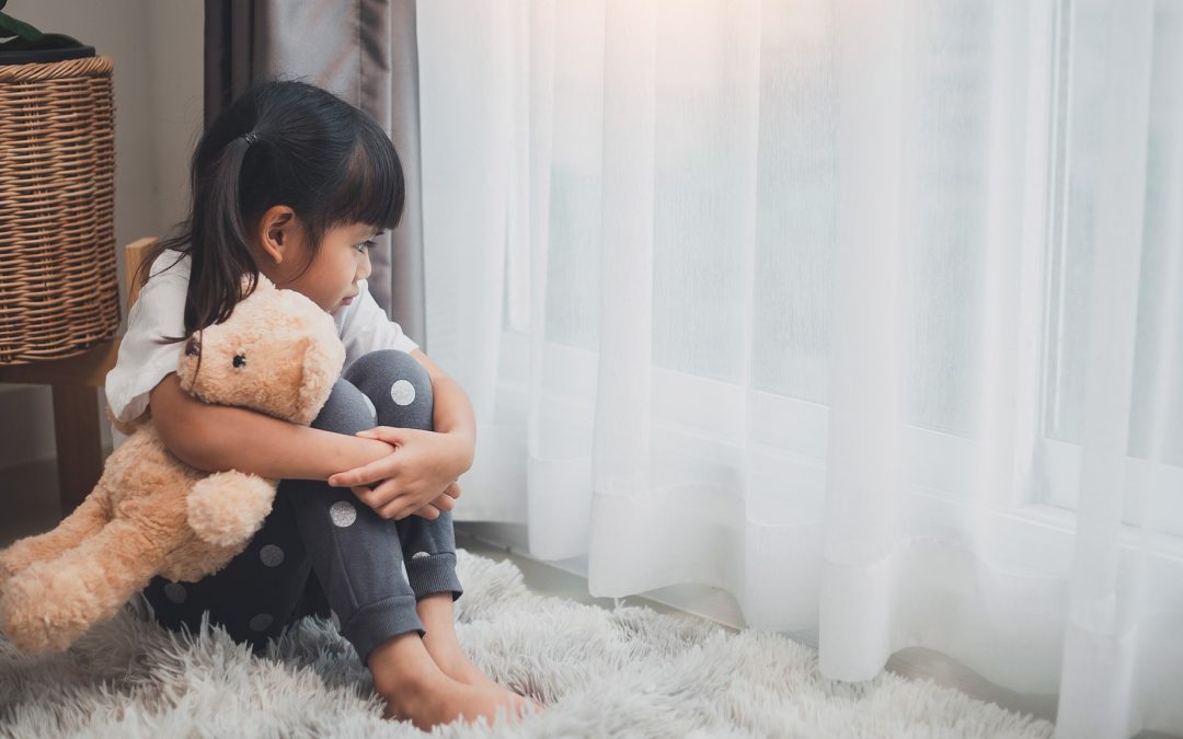 Depresja u dzieci – lampki alarmowe, czyli co powinno zaniepokoić rodzica