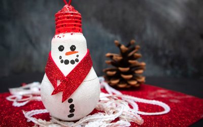 Bałwanek DIY z żarówki – świąteczny projekt zero waste dla malucha