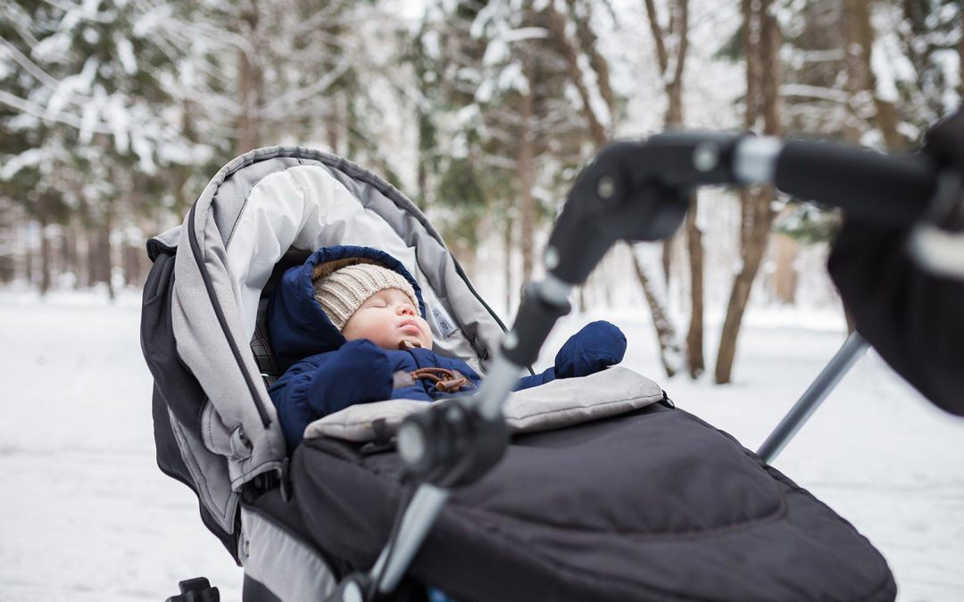 Jak ubierać niemowlaka zimą – w domu, na spacer, do snu?