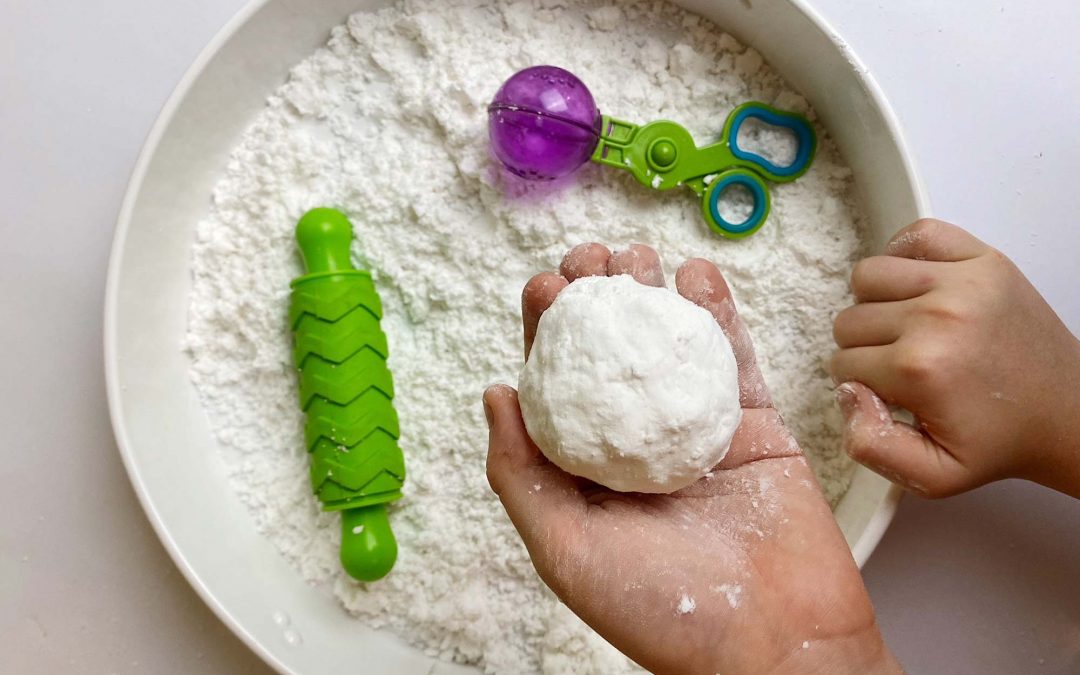 Zimowa masa sensoryczna dla dzieci – przepis na najlepszy sztuczny śnieg DIY