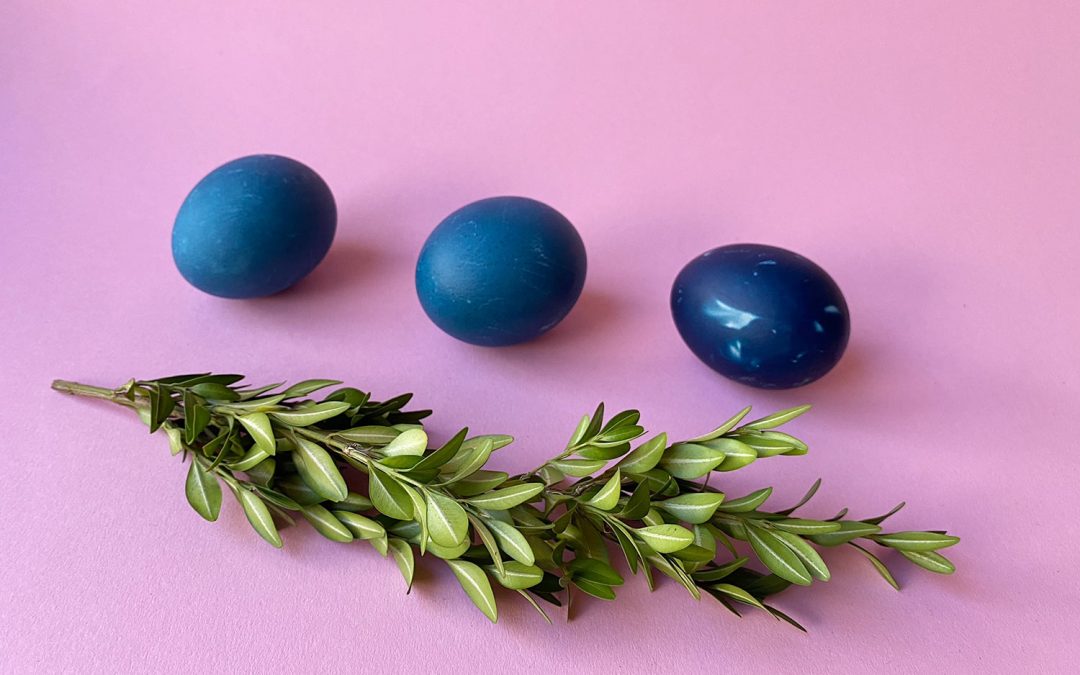 Przepis na najlepsze naturalne sposoby farbowania jajek