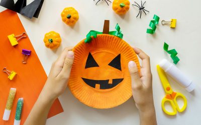 Prosta ozdoba na Halloween dla malucha – Dynia z talerzyka