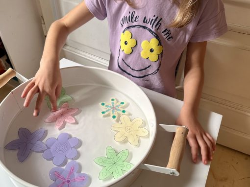 Rozkwitające kwiaty z papieru DIY – Kreatywna zabawa z dzieckiem w domu