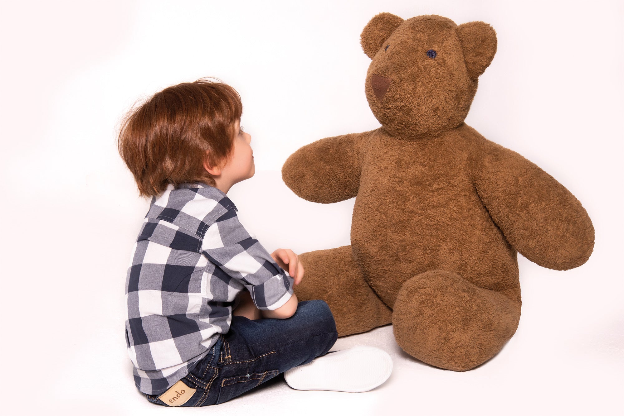 Jak pomóc dziecku utrzymać relacje z rówieśnikami przy dłuższym pobycie poza szkołą?