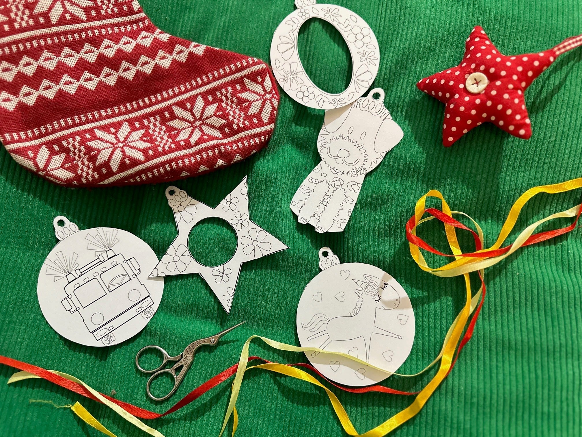 Stwórz wyjątkowe bombki DIY z szablonami od Endo!