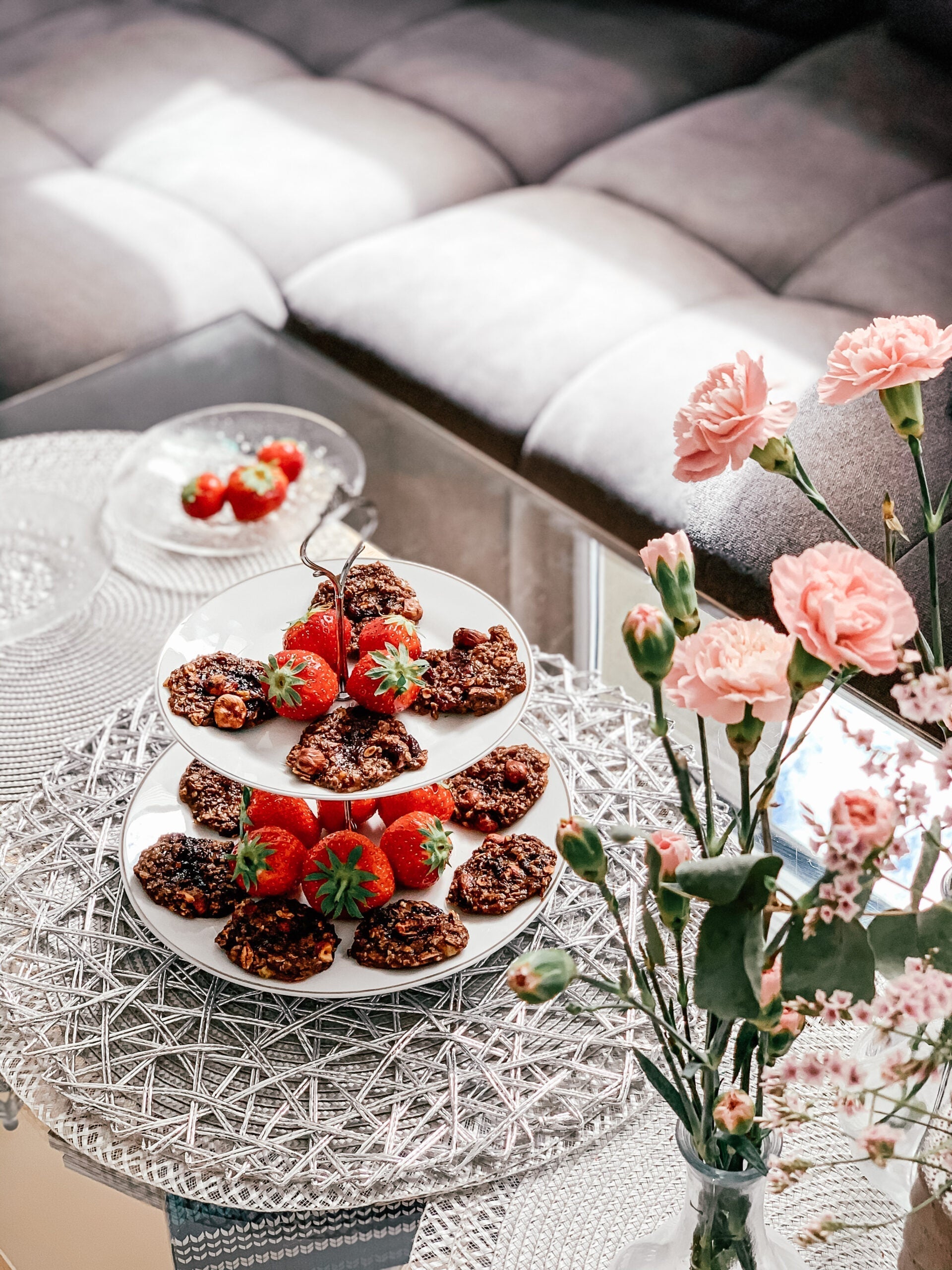 Ciasteczka owsiane no waste|Zdjęcie produktów potrzebnych do wykonania ciastek owsianych|Wymieszane w misce składniki na ciastka no waste Mała dziewczynka zajadająca się ciastkiem owsianym|Mała dziewczynka zajadająca się truskawką|Dziewczynka mieszając...