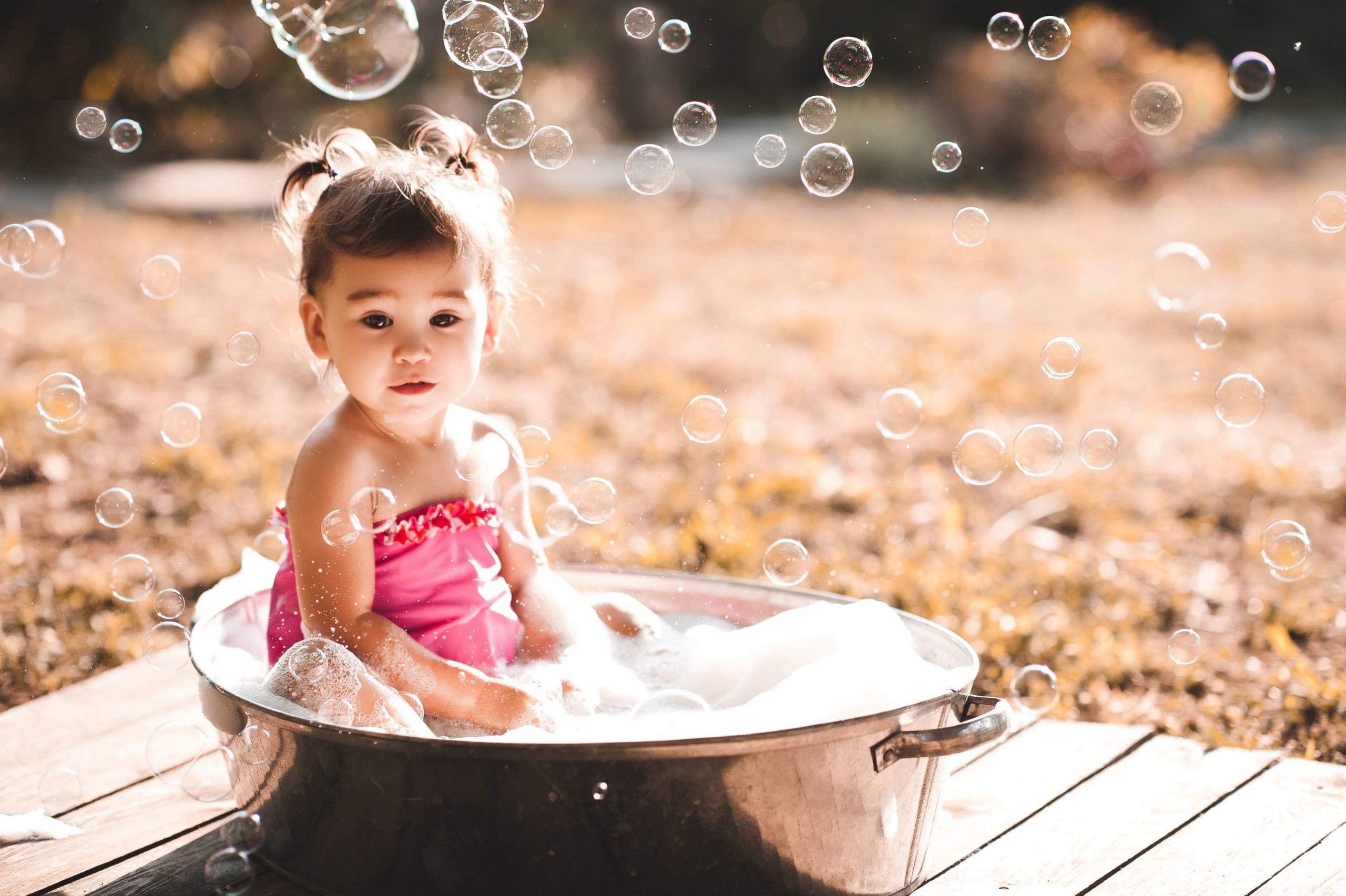 Najlepsze zabawy na upały - wypróbuj 24 pomysły!