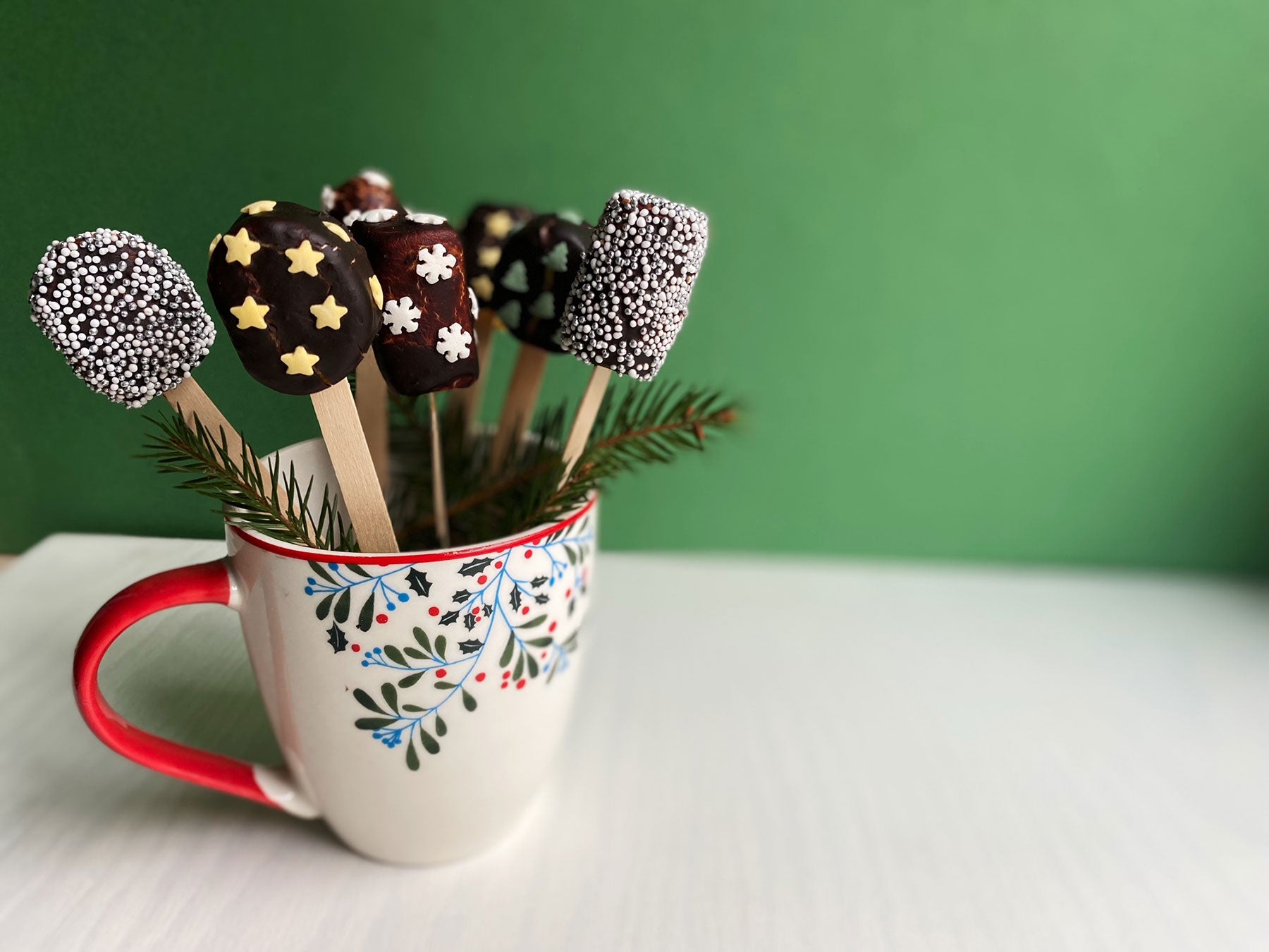 Marshmallow pops, czyli przepis na świąteczne słodycze dla dzieci