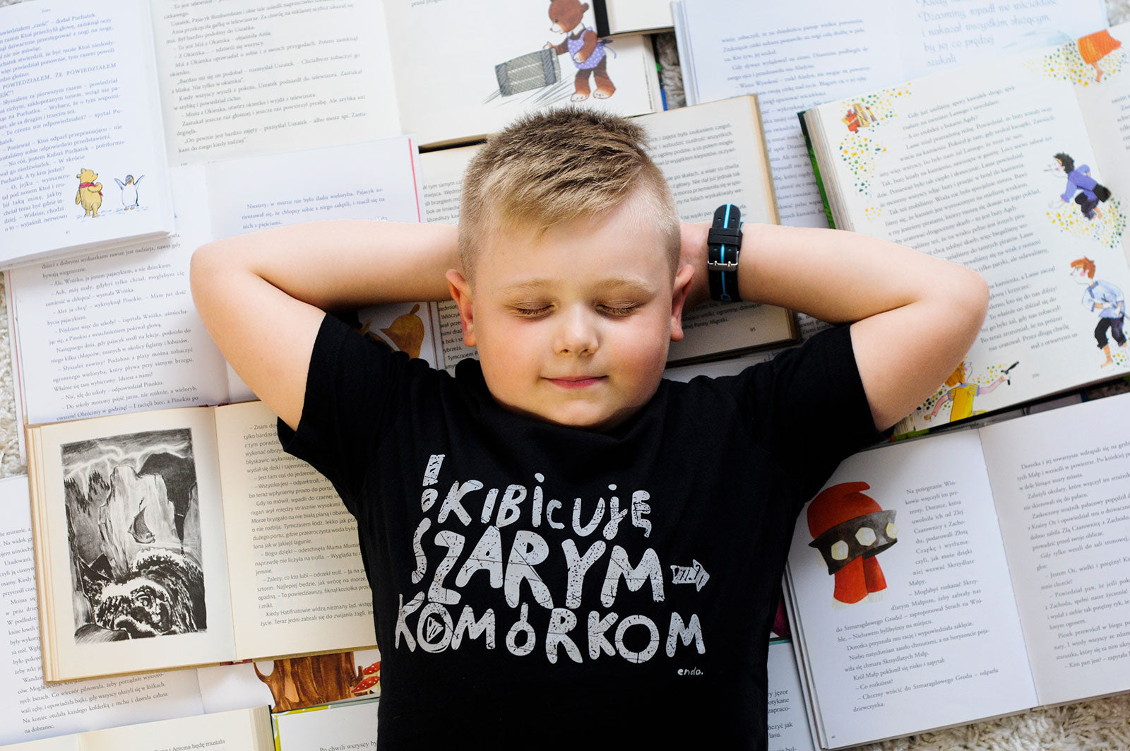 czytanie dzieciom jest ważne - chłopiec czytający książki