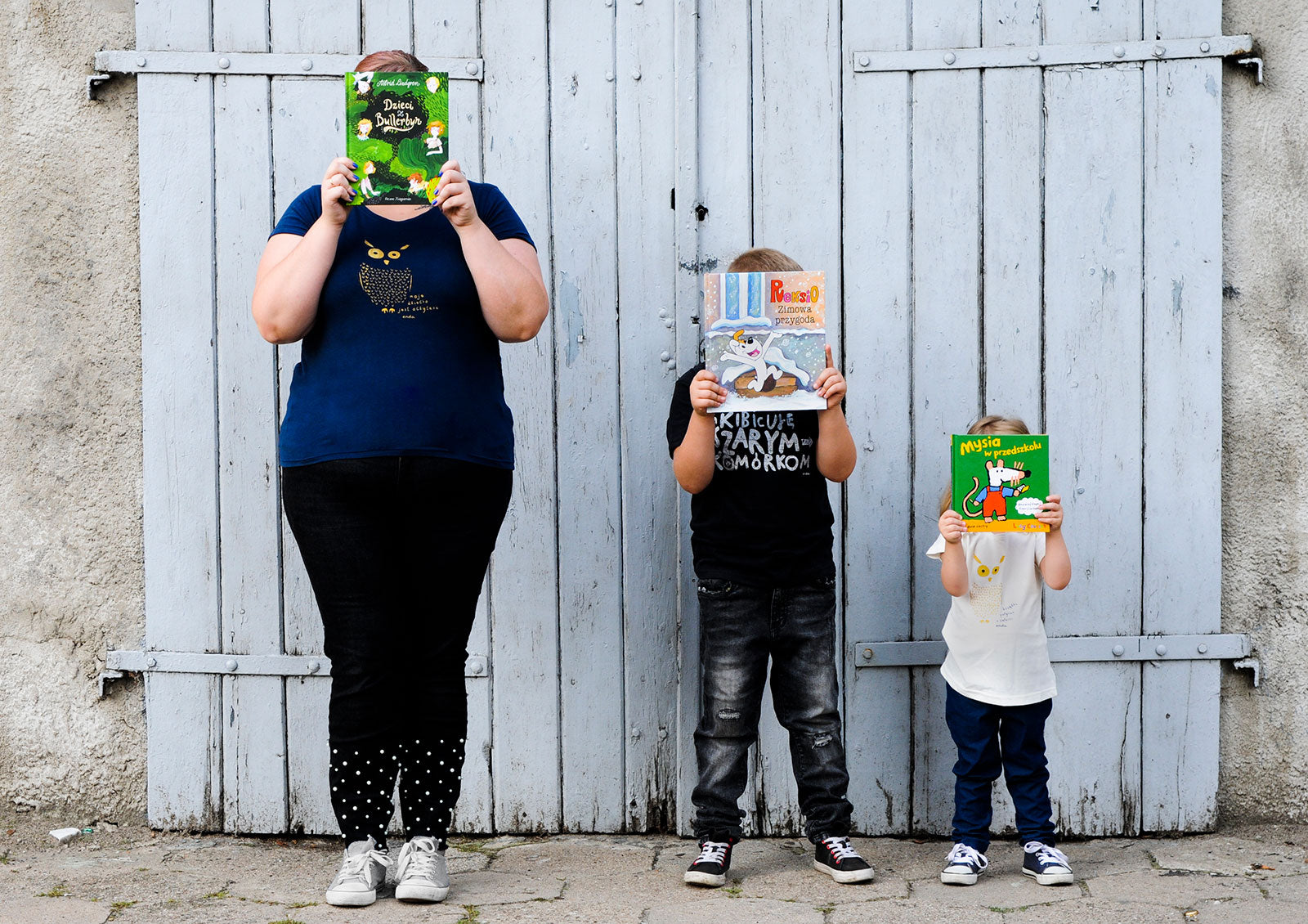 czytanie dzieciom jest ważne - mama i dzieci czytające książki