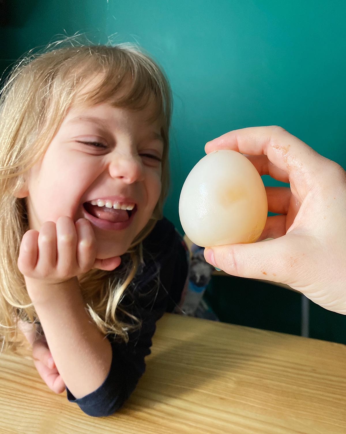 małżeństwo wspólnie przygotowuje posiłek
