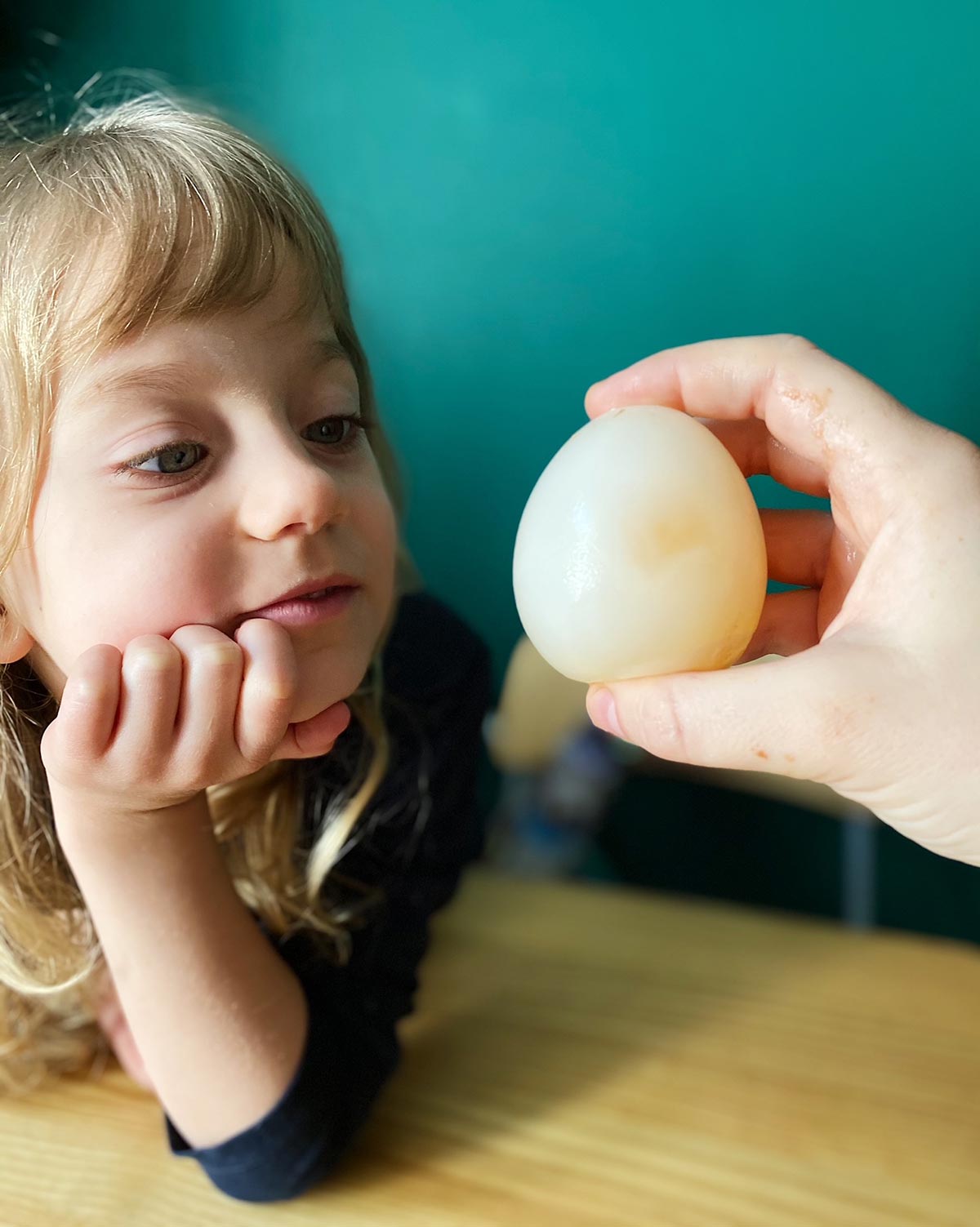 małżeństwo wspólnie przygotowuje posiłek