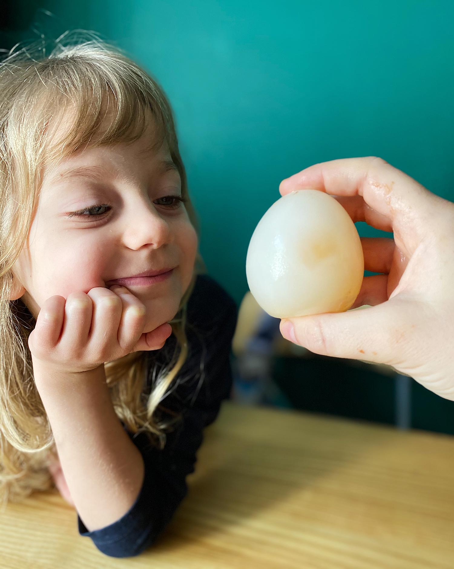 małżeństwo wspólnie przygotowuje posiłek