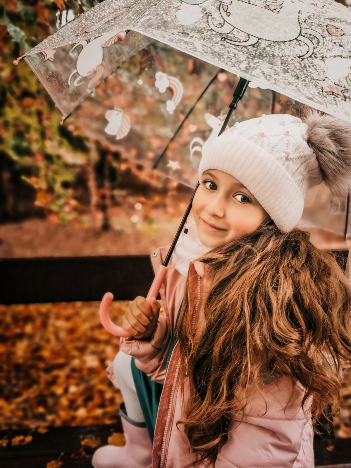 jak ubrać dziecko na dwór - Dziewczynka w jasnej czapce