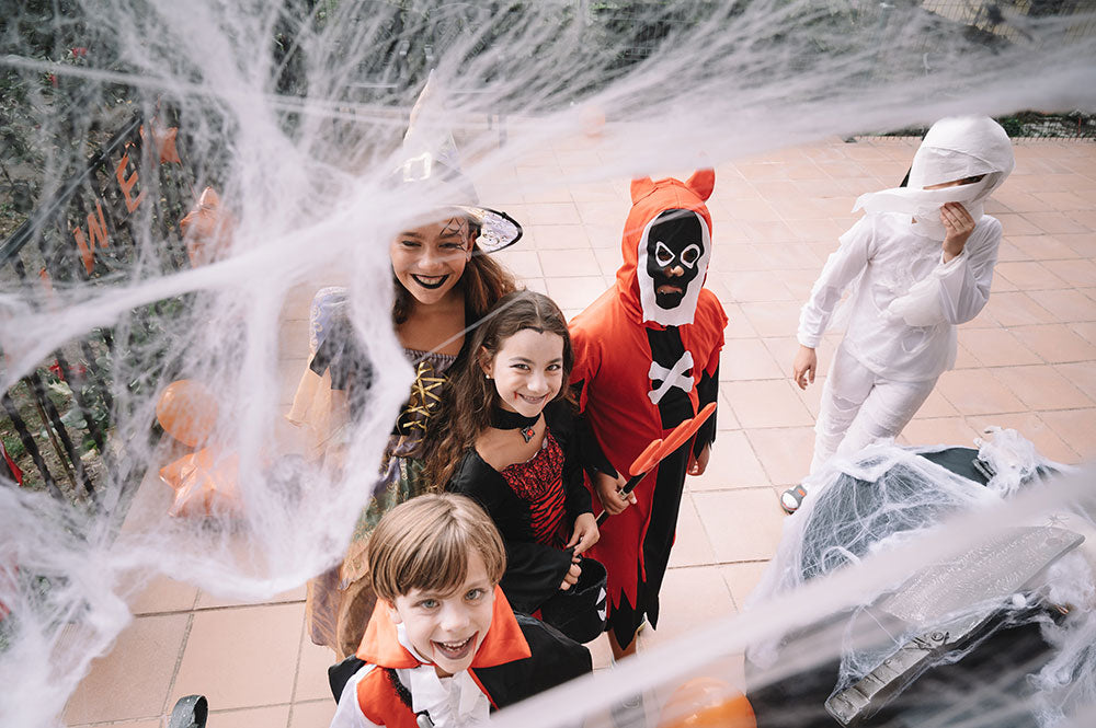 małżeństwo wspólnie przygotowuje posiłek