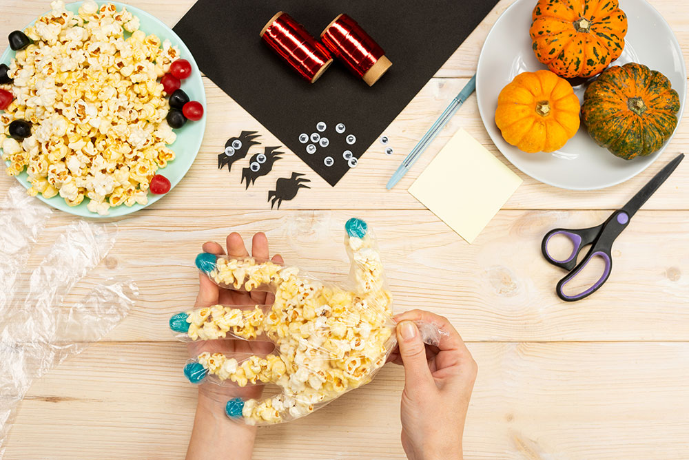 małżeństwo wspólnie przygotowuje posiłek