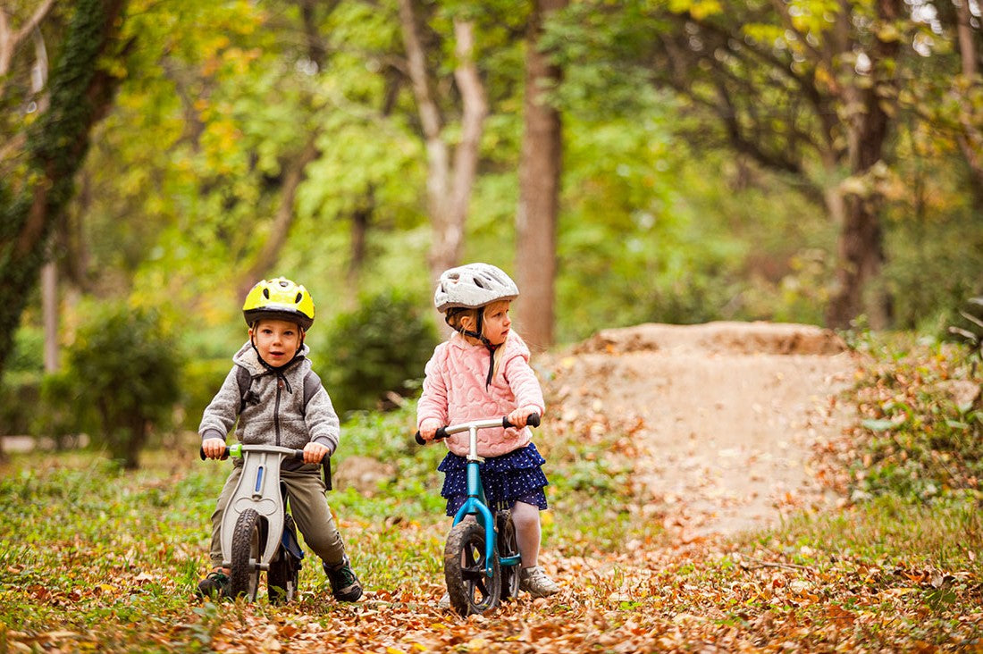 2 latki na rowerkach biegowych