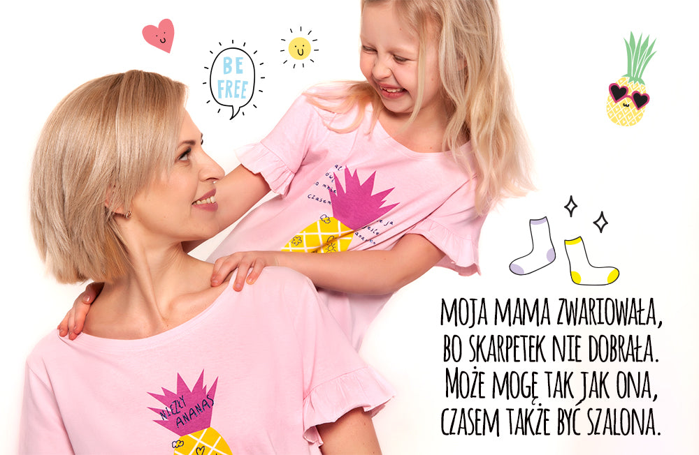 Mama z córką w różowych koszulkach z ananasem.