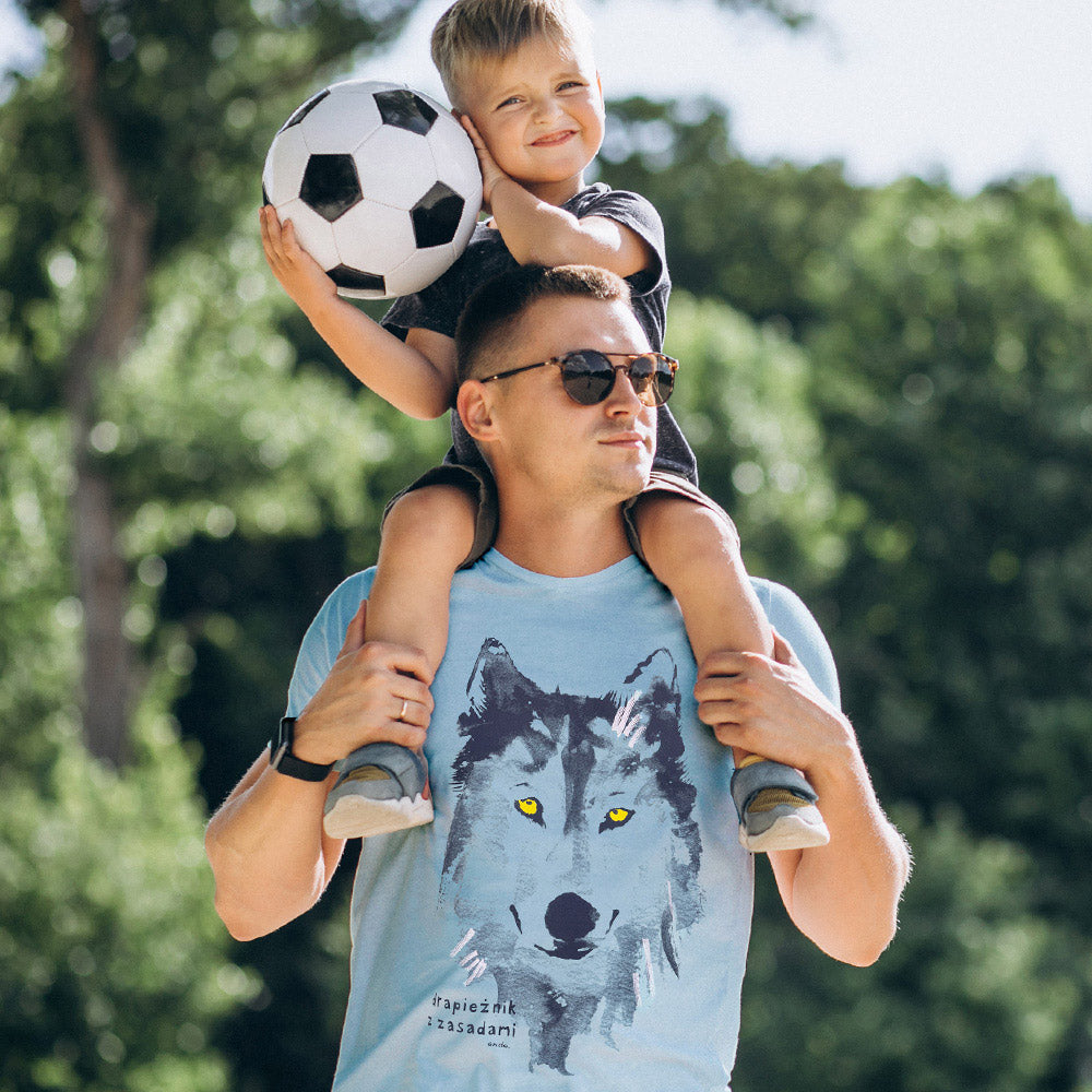 czas z tatą, dziecko siedzi na ramionach taty