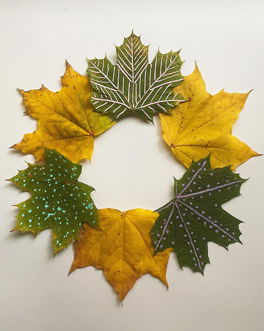 małżeństwo wspólnie przygotowuje posiłek