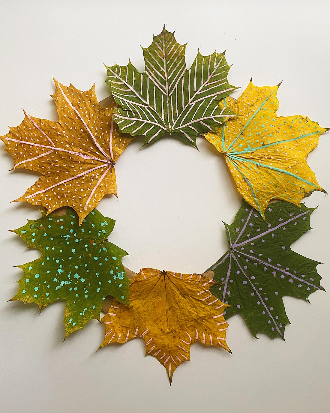 małżeństwo wspólnie przygotowuje posiłek